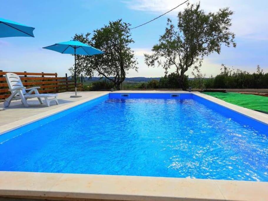 For 8 People, Pool + Sea View * Vilanija