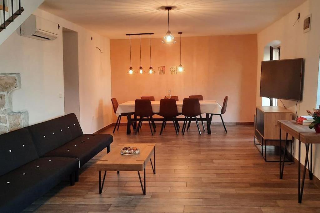 For 8 People, Pool + Sea View * Vilanija