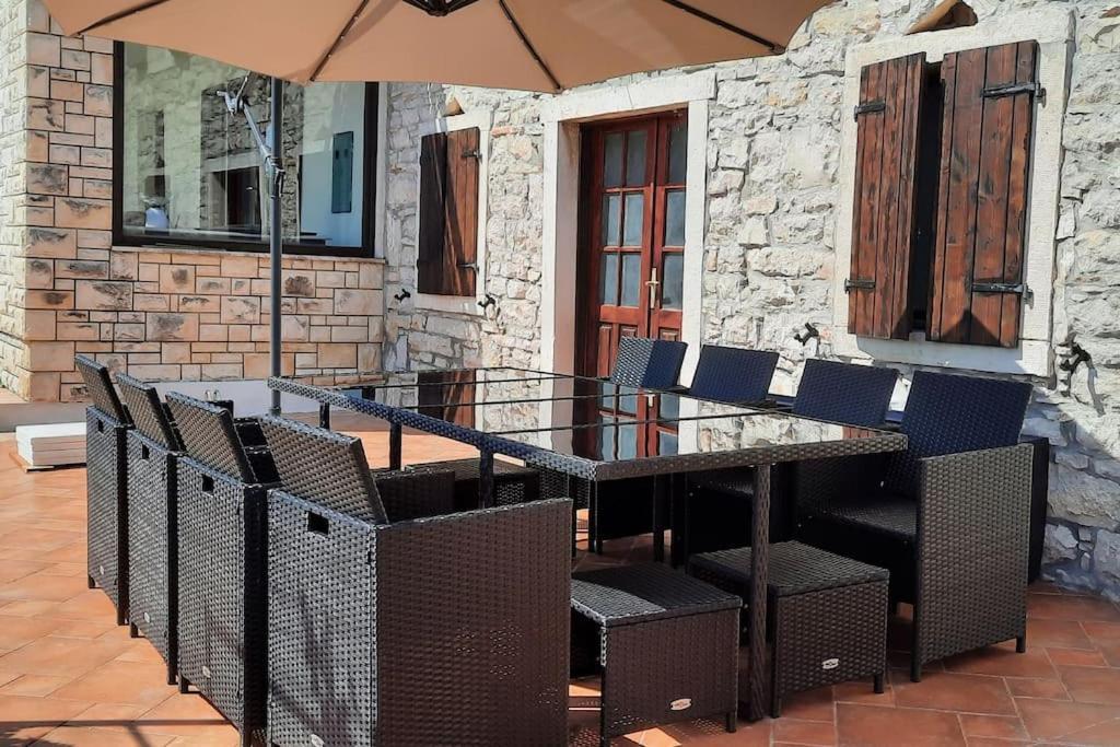 Villa For 8 People, Pool + Sea View Vilanija